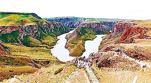 阔克苏大峡谷景区中部鳄鱼湾,以型得名。